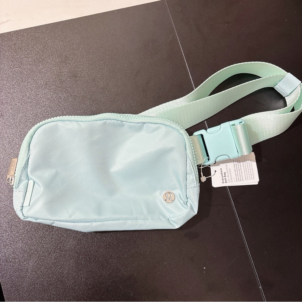 Lululemon everywhere belt bag cool mint